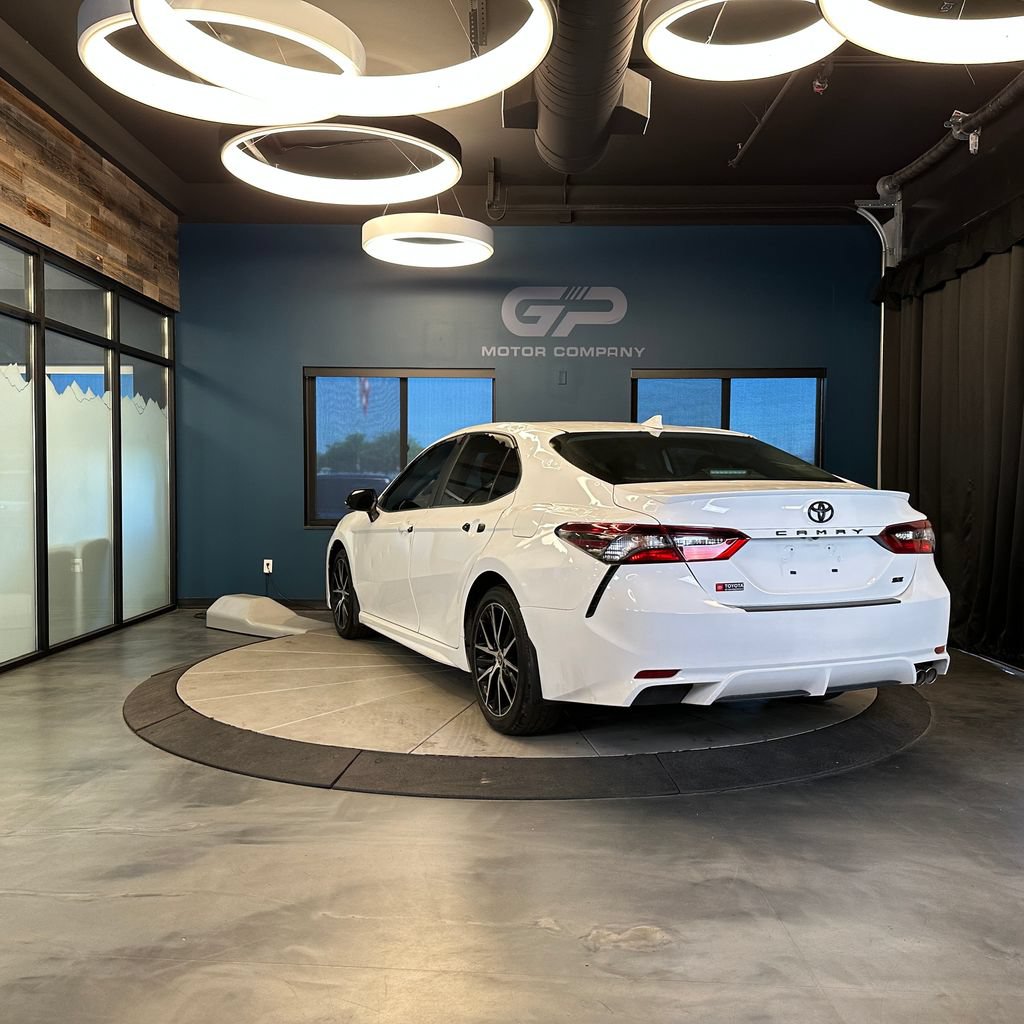 Used 2022 Toyota Camry SE FWD image 5