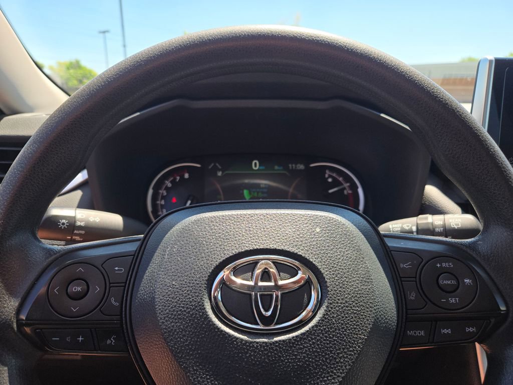 Used 2024 Toyota RAV4 XLE FWD image 31