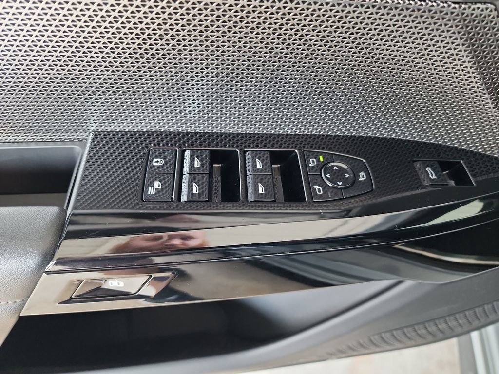 Used 2023 BMW 740i w/ Executive Package image 12