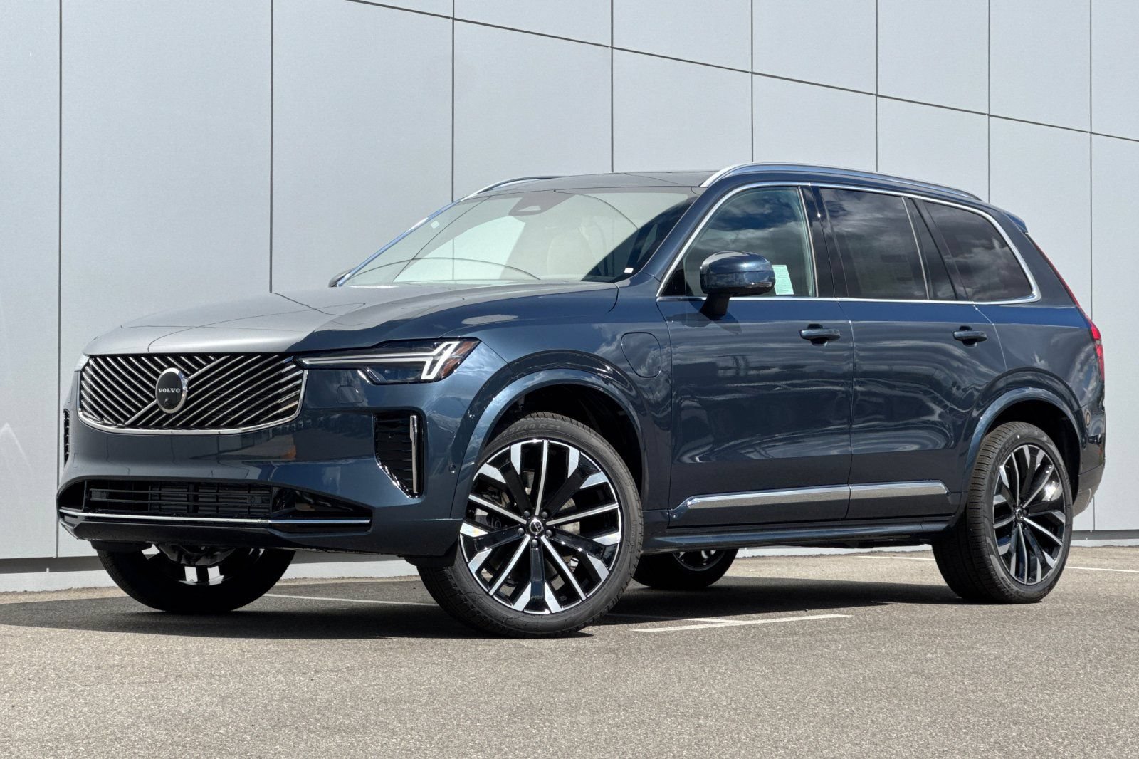 New 2026 Volvo XC90 T8 Ultra w/ Protection Package AWD/4WD image 1