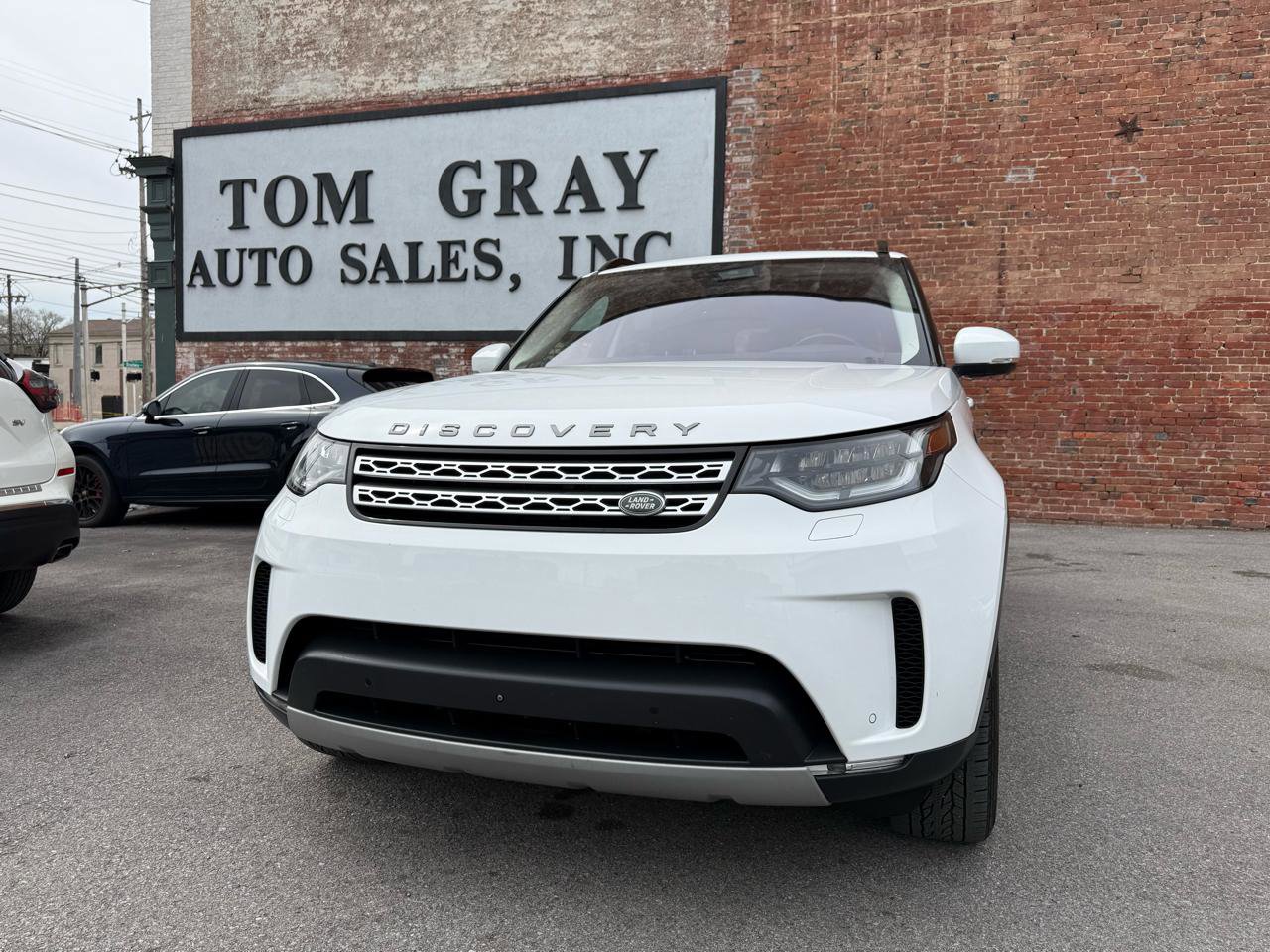 Used 2017 Land Rover Discovery HSE image 1
