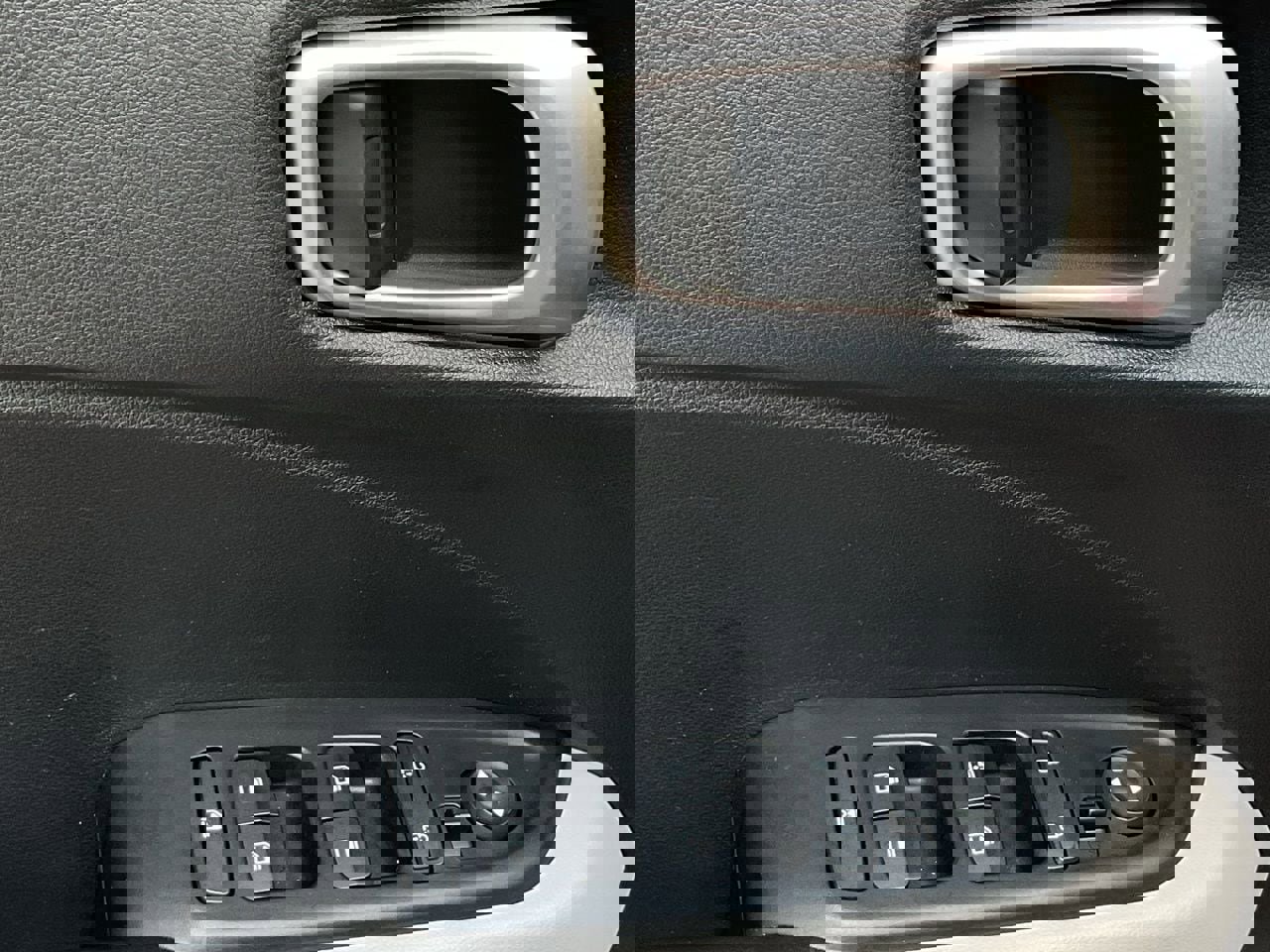 Used 2025 Hyundai Venue SEL image 13