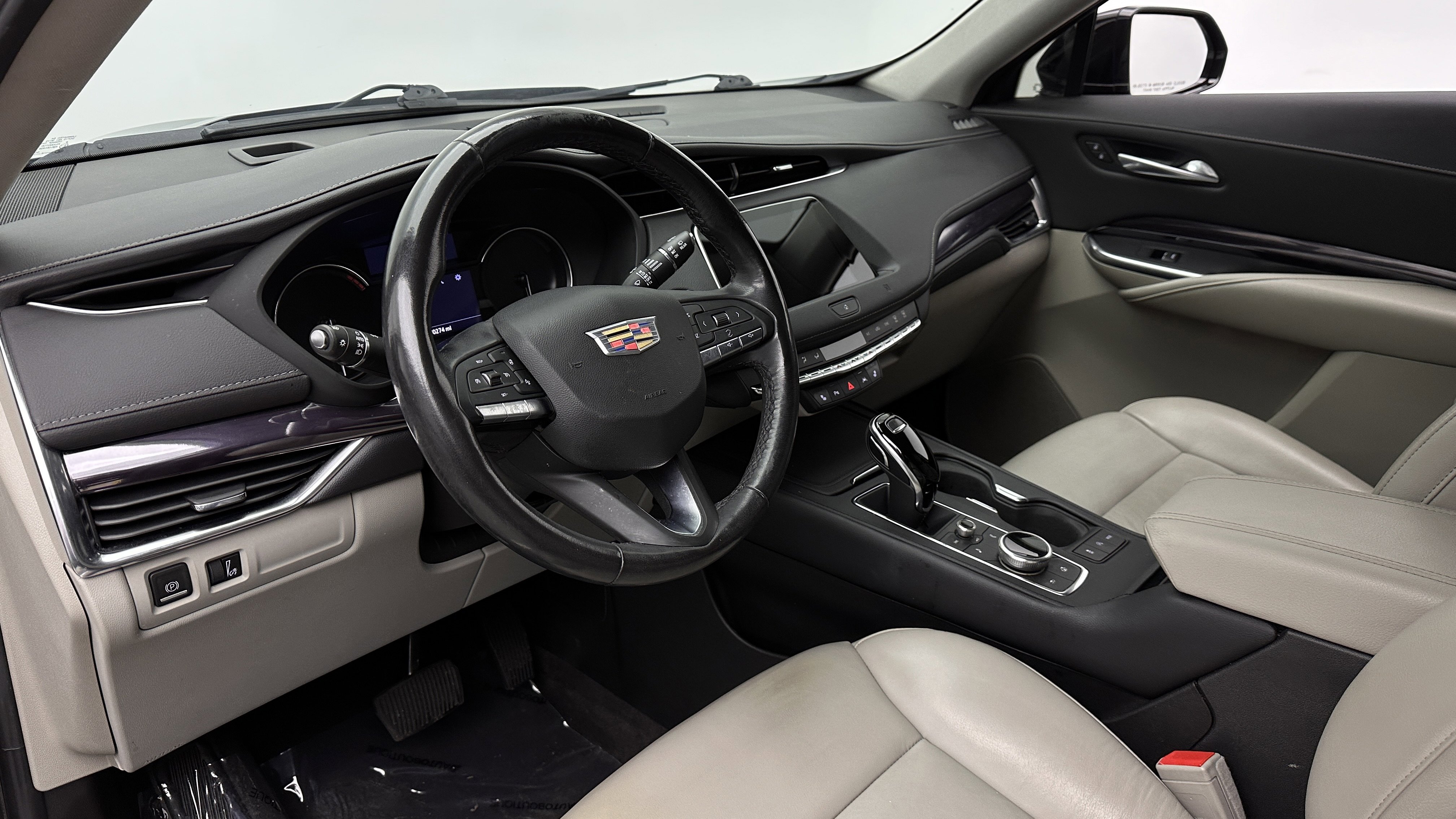 Used 2021 Cadillac XT4 Luxury w/ Cold Weather Package FWD image 8