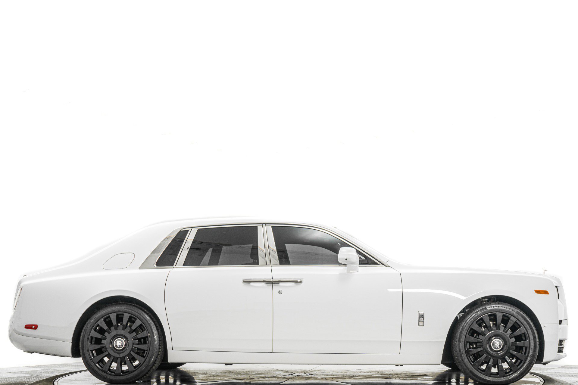 Used 2023 Rolls-Royce Phantom Sedan image 2