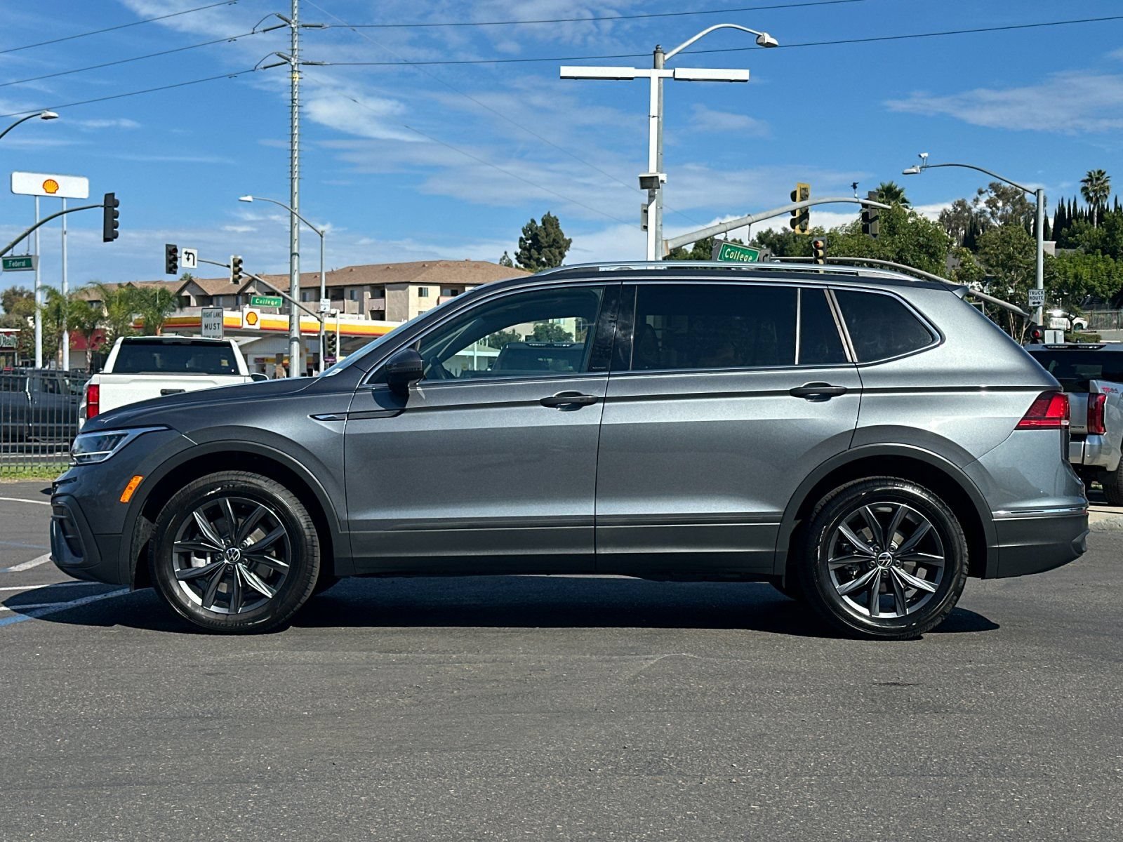 Used 2023 Volkswagen Tiguan SE FWD image 2