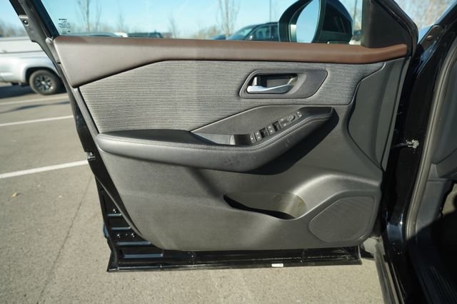 Used 2023 Nissan Rogue SV image 14