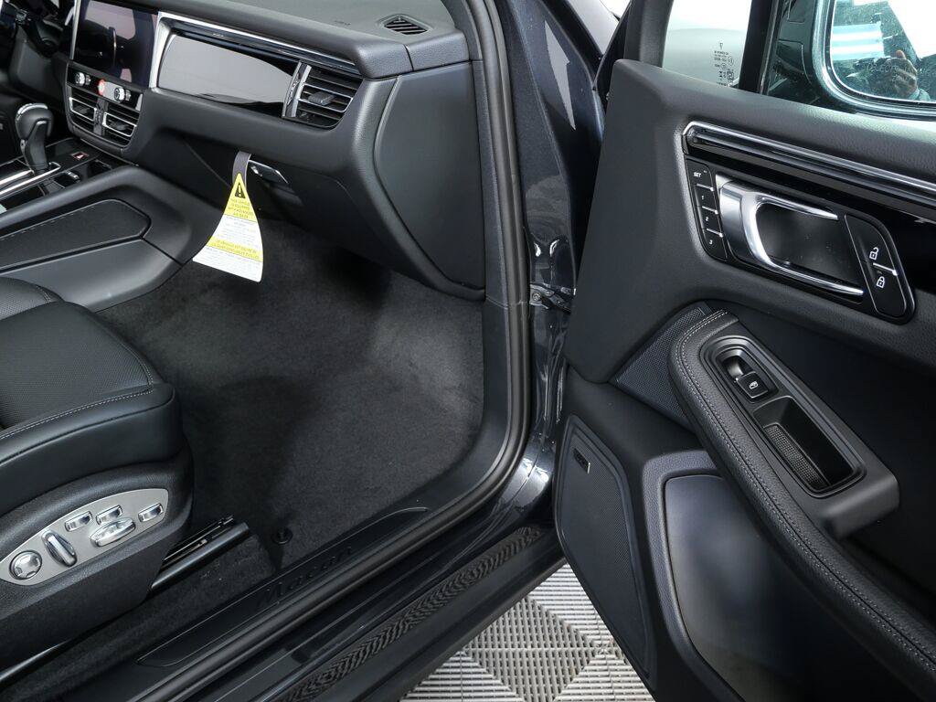 Certified 2026 Porsche Macan AWD/4WD image 23