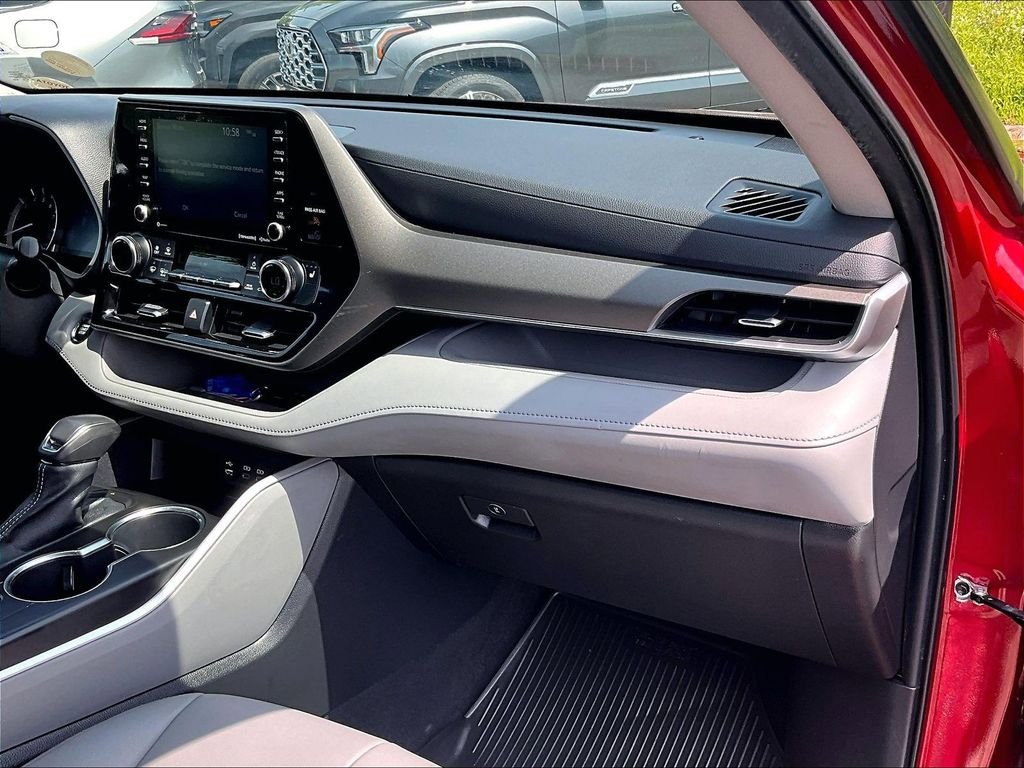 Used 2022 Toyota Highlander XLE AWD/4WD image 13