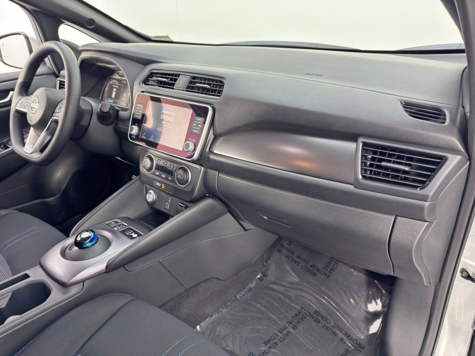 Used 2025 Nissan Leaf S image 13