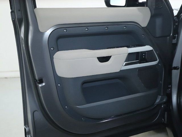 Used 2023 Land Rover Defender 110 SE image 34