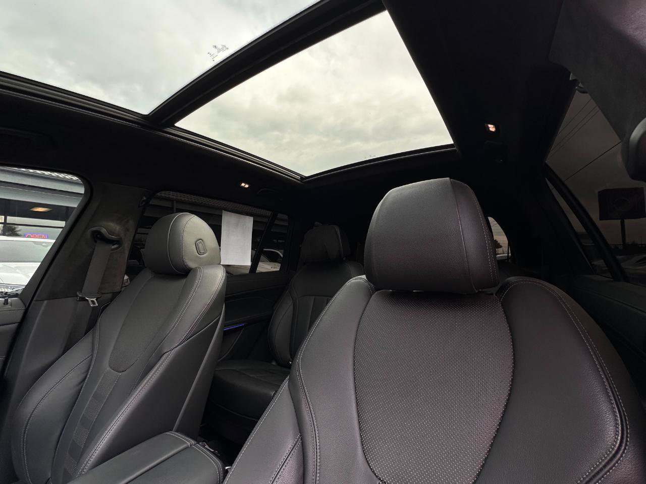 Used 2022 BMW X7 xDrive40i w/ M Sport Package AWD/4WD image 4