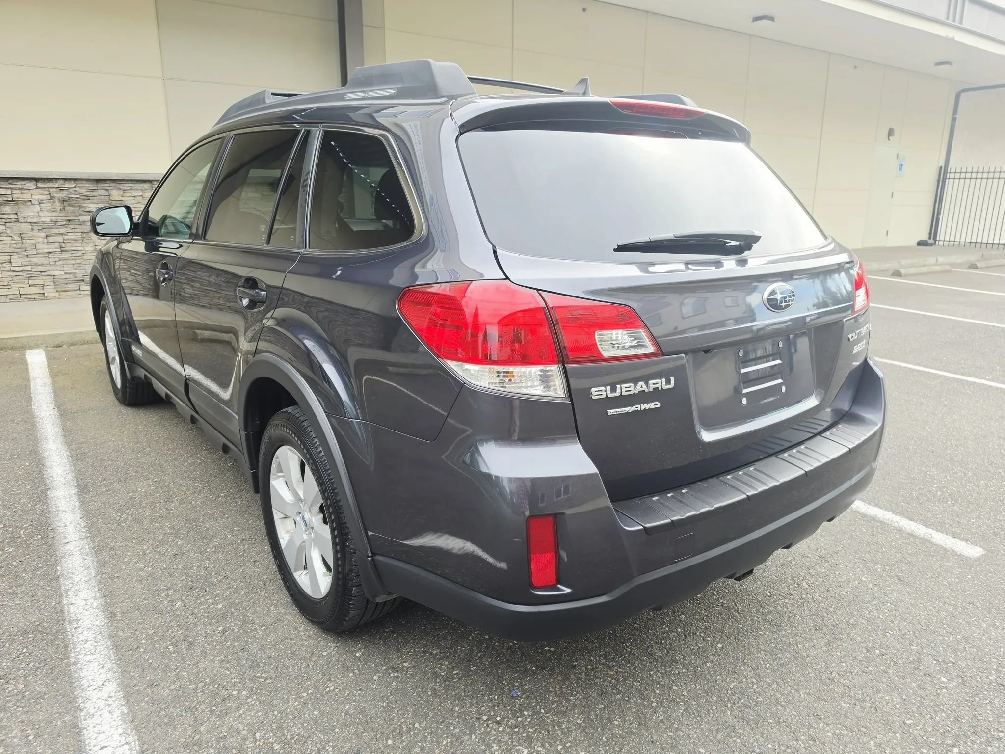 Used 2012 Subaru Outback 2.5i Limited AWD/4WD image 3
