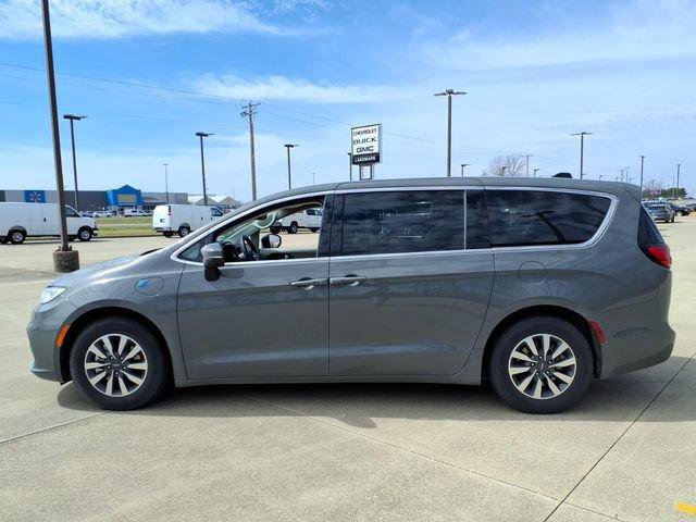 Used 2023 Chrysler Pacifica Touring-L image 2