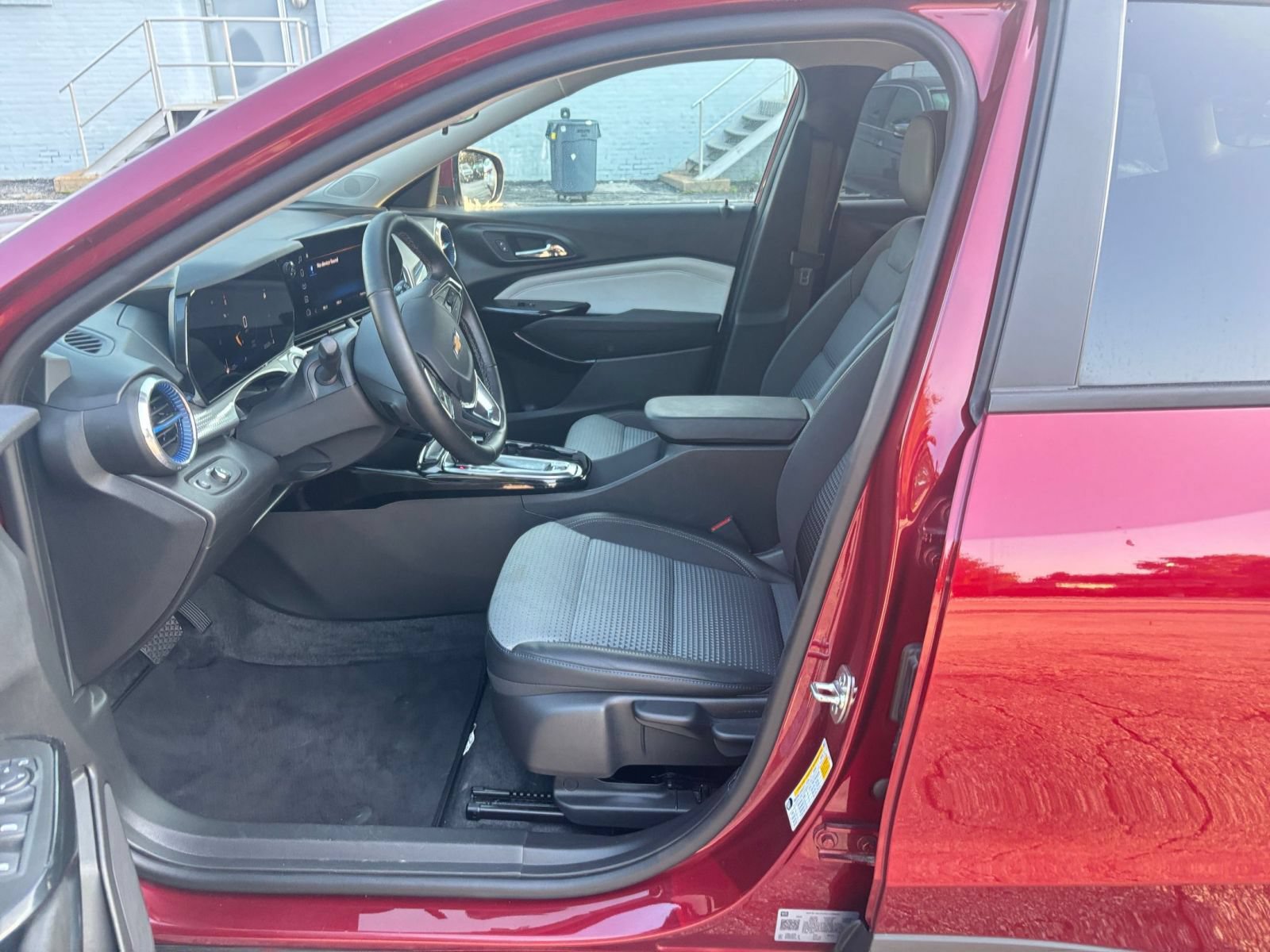 Used 2025 Chevrolet Trax LT w/ LT Convenience Package FWD image 27