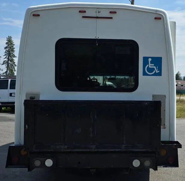 Used 2011 Ford E-450 and Econoline 450 Super Duty w/ Shuttle Bus Prep Pkg image 7