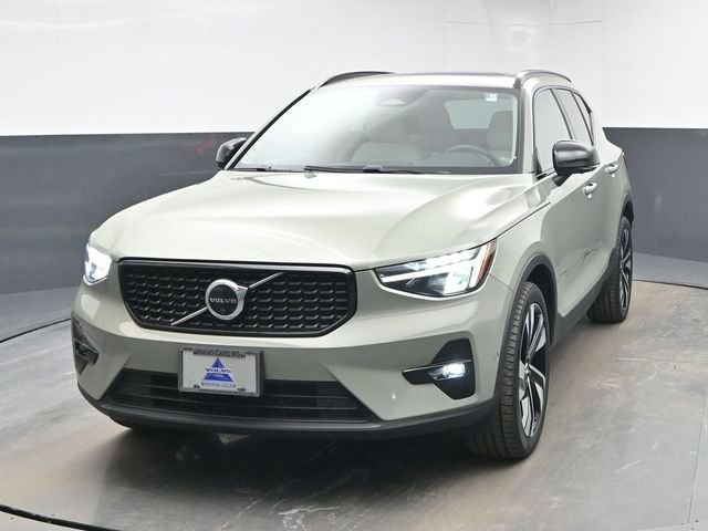 Used 2023 Volvo XC40 B5 Plus w/ Driver Assist Package image 3
