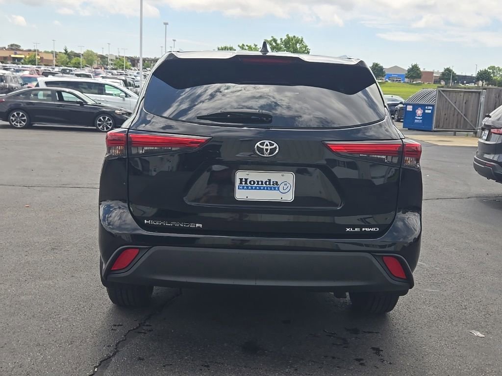 Used 2021 Toyota Highlander XLE AWD/4WD image 6