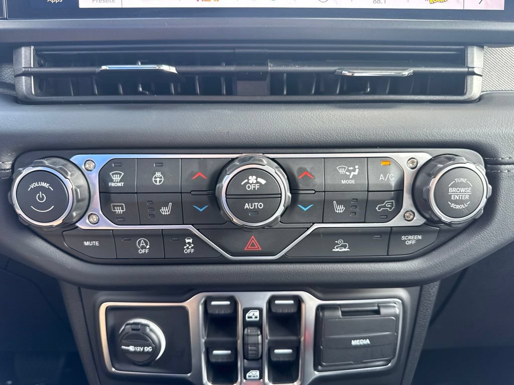 Used 2026 Jeep Wrangler Unlimited Sahara AWD/4WD image 6