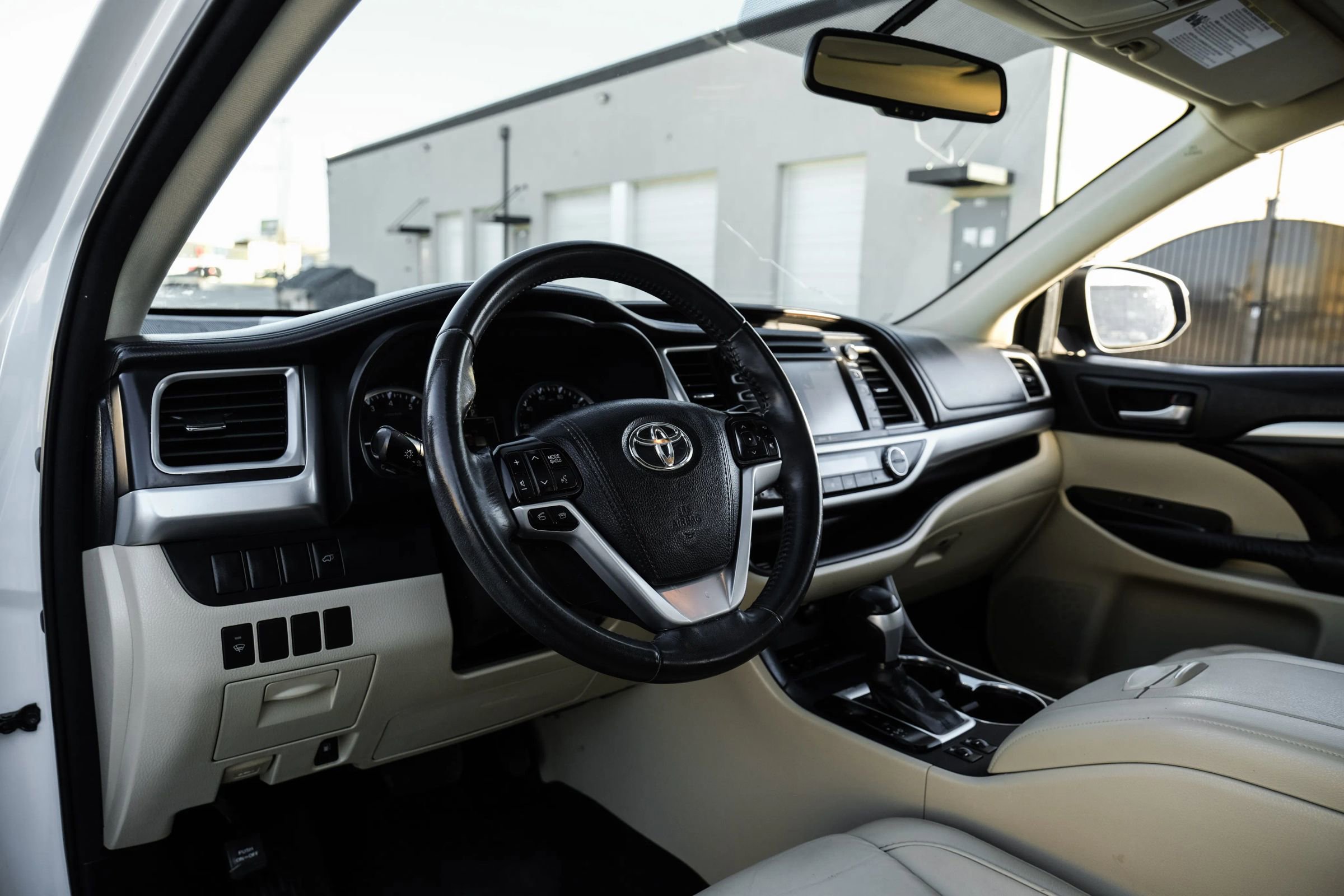 Used 2015 Toyota Highlander XLE image 3