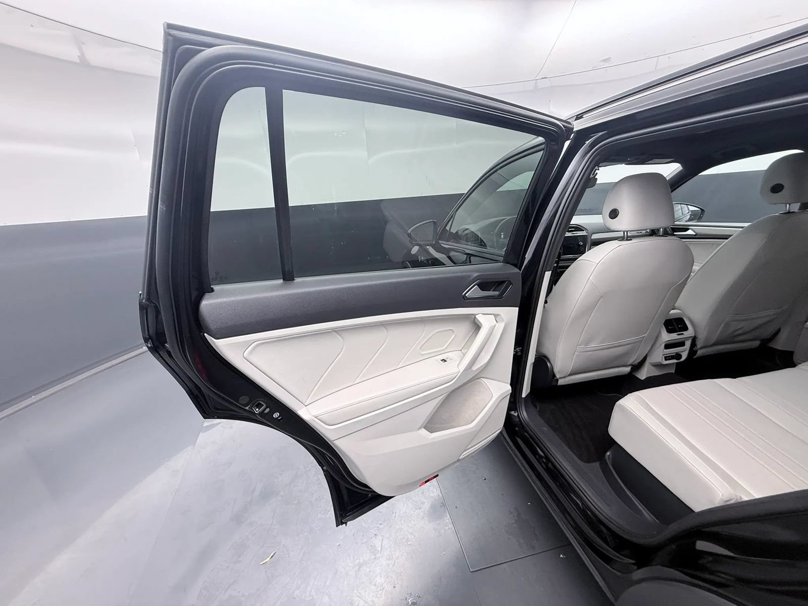 Used 2023 Volkswagen Tiguan SE R-Line AWD/4WD image 19