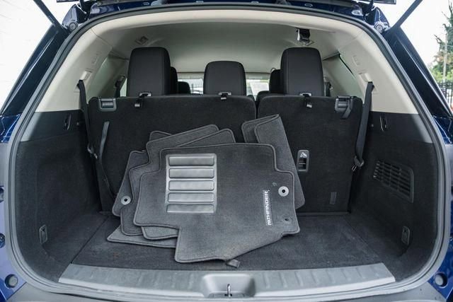 Used 2024 Nissan Pathfinder SV image 11