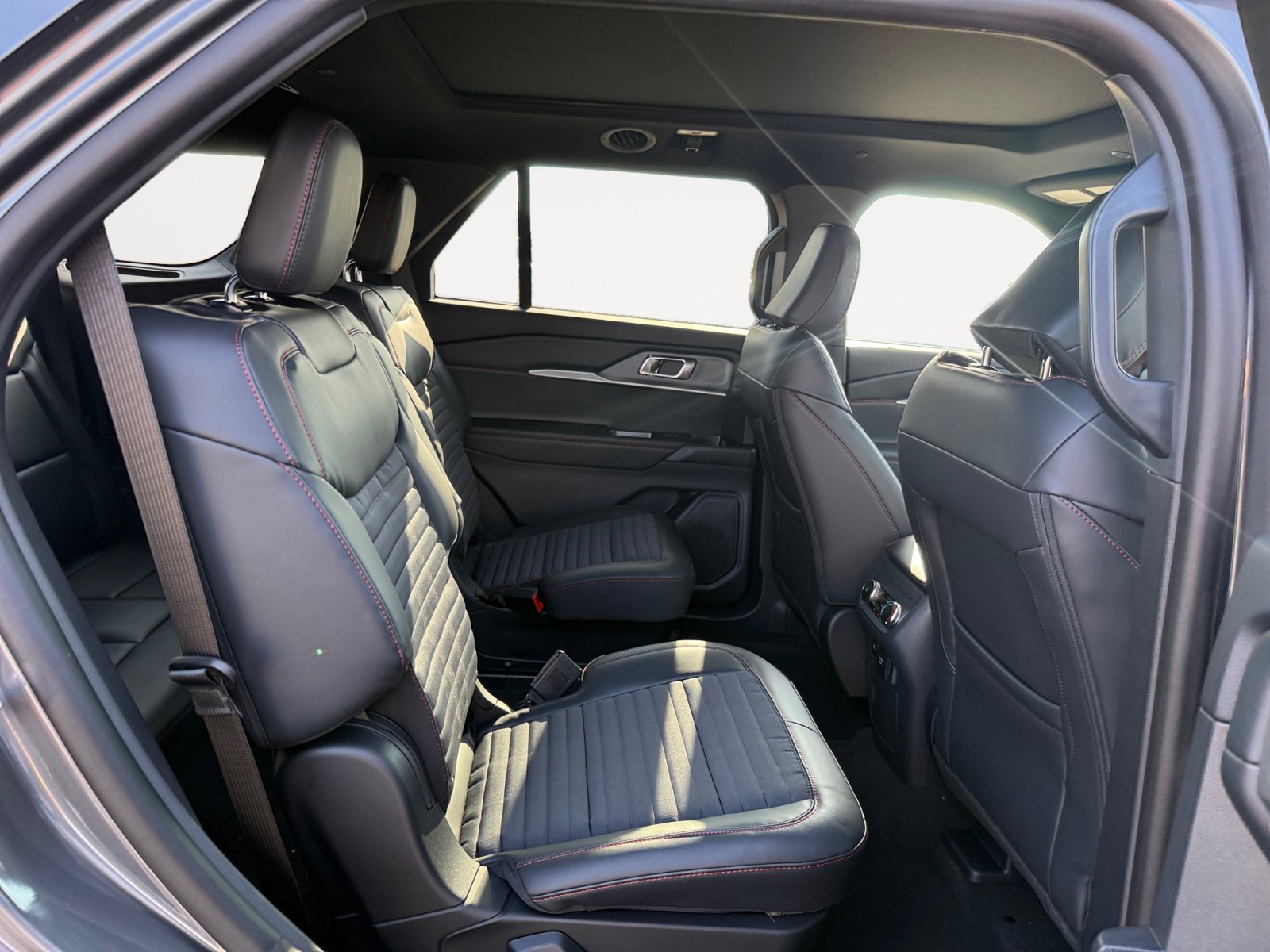 New 2026 Ford Explorer ST-Line w/ ST-Line Street Pack image 18