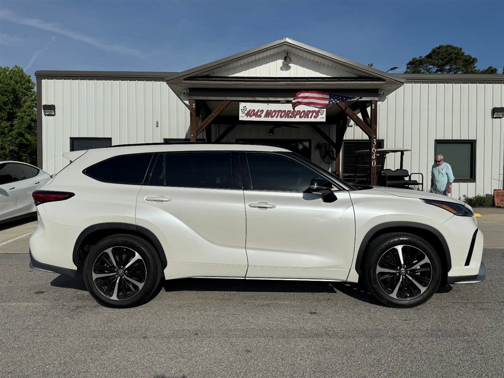 Used 2021 Toyota Highlander XSE FWD image 2