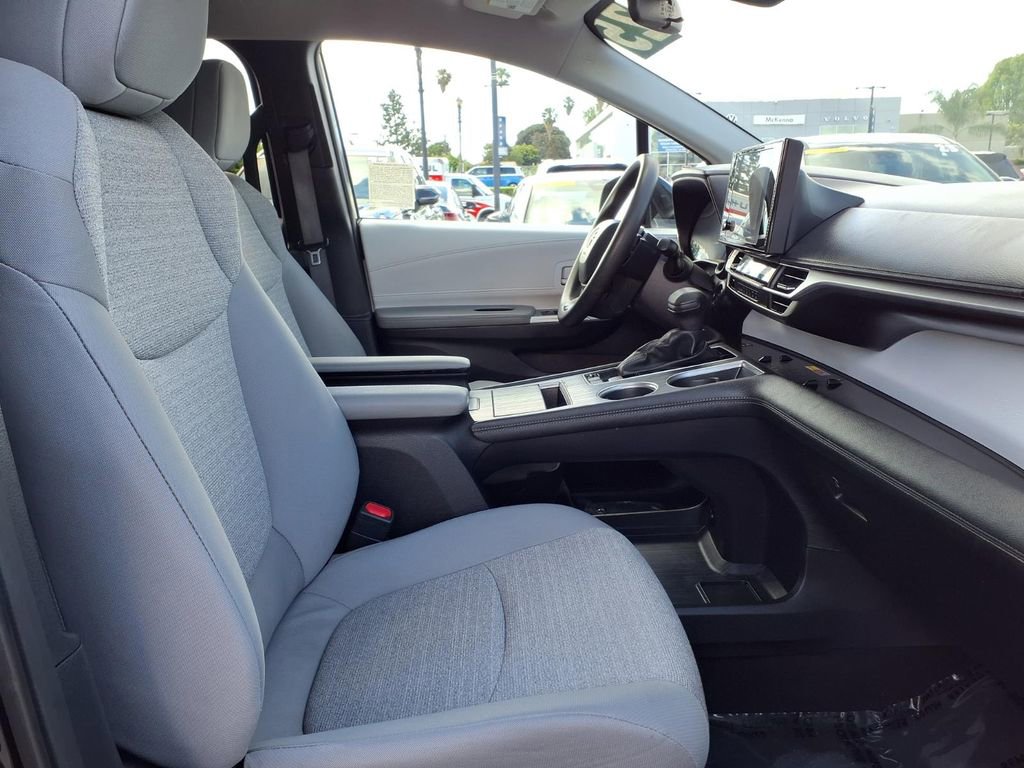 Used 2025 Toyota Sienna LE image 10