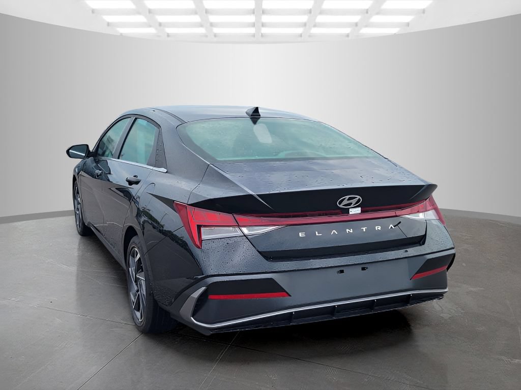 Used 2025 Hyundai Elantra SEL FWD image 5