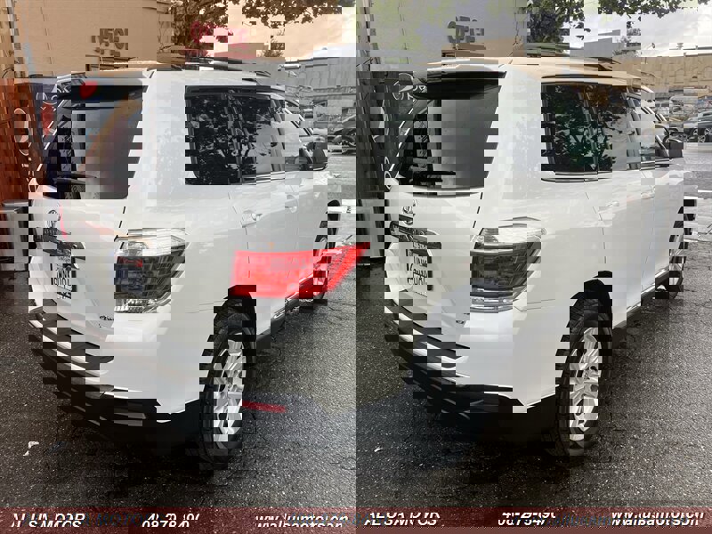 Used 2012 Toyota Highlander SE w/ Tow Pkg image 9