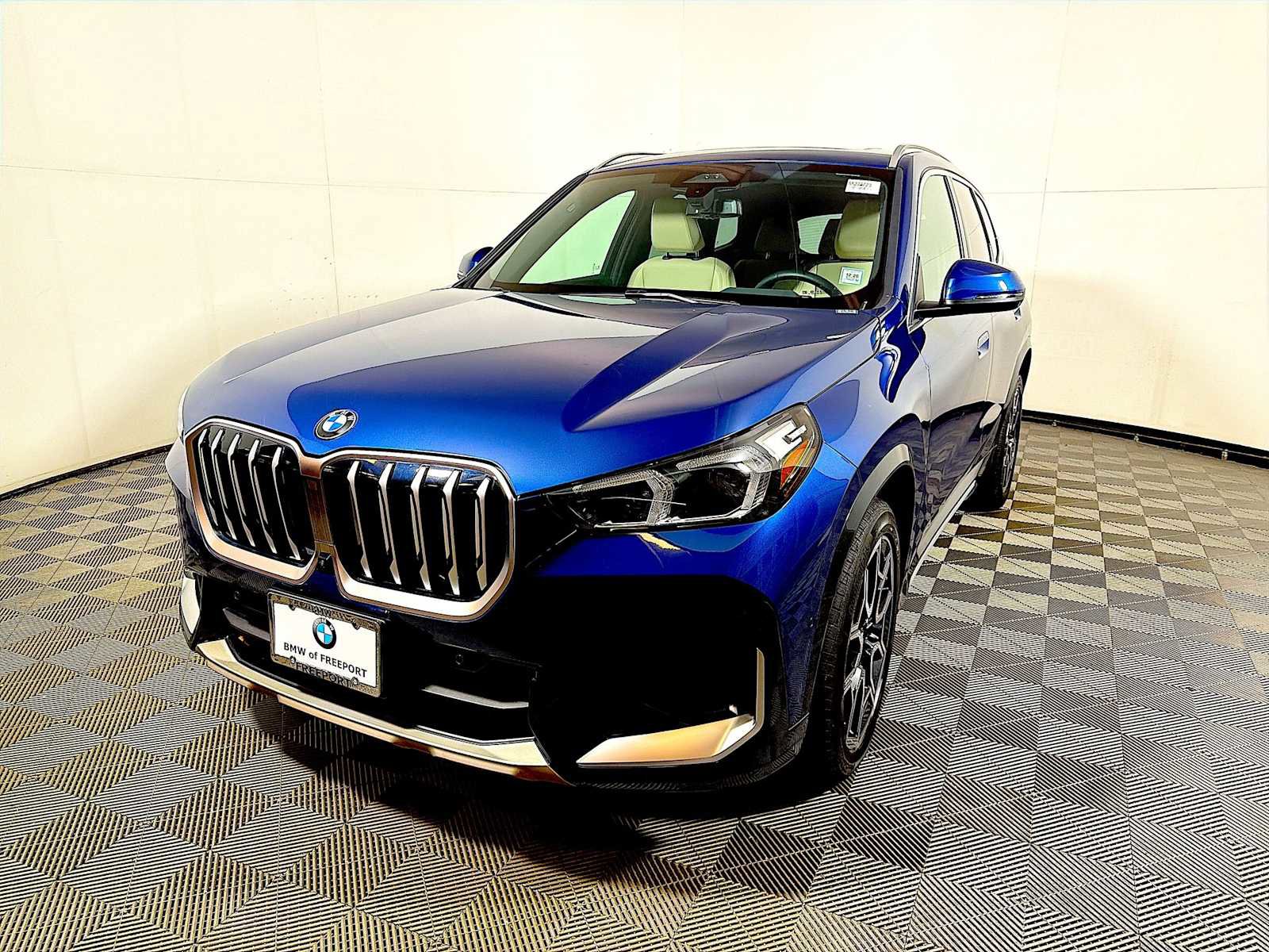 Used 2025 BMW X1 xDrive28i w/ Premium Package image 3
