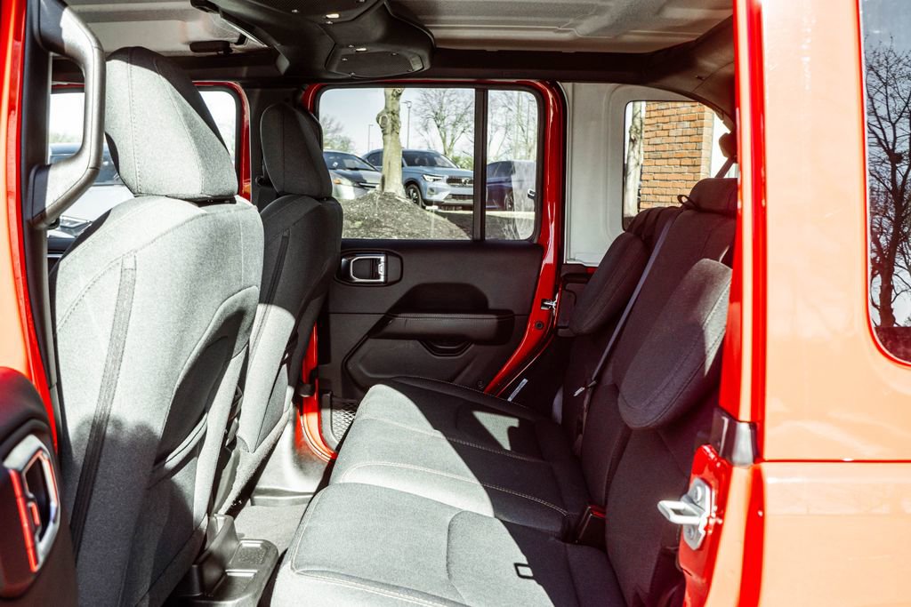 Used 2025 Jeep Wrangler Unlimited Sahara image 30