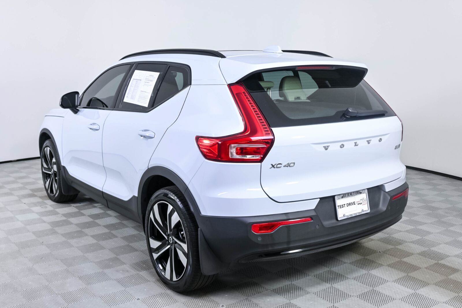 Certified 2024 Volvo XC40 B5 Plus w/ Protection Package Premier AWD/4WD image 3