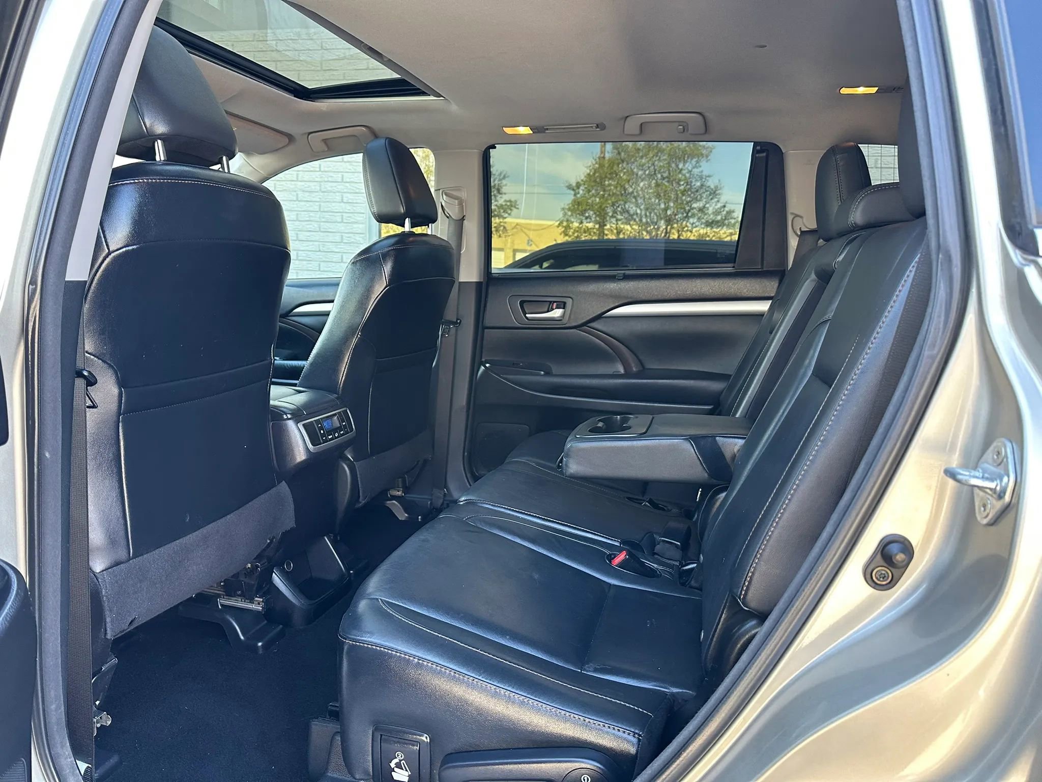 Used 2015 Toyota Highlander XLE image 17