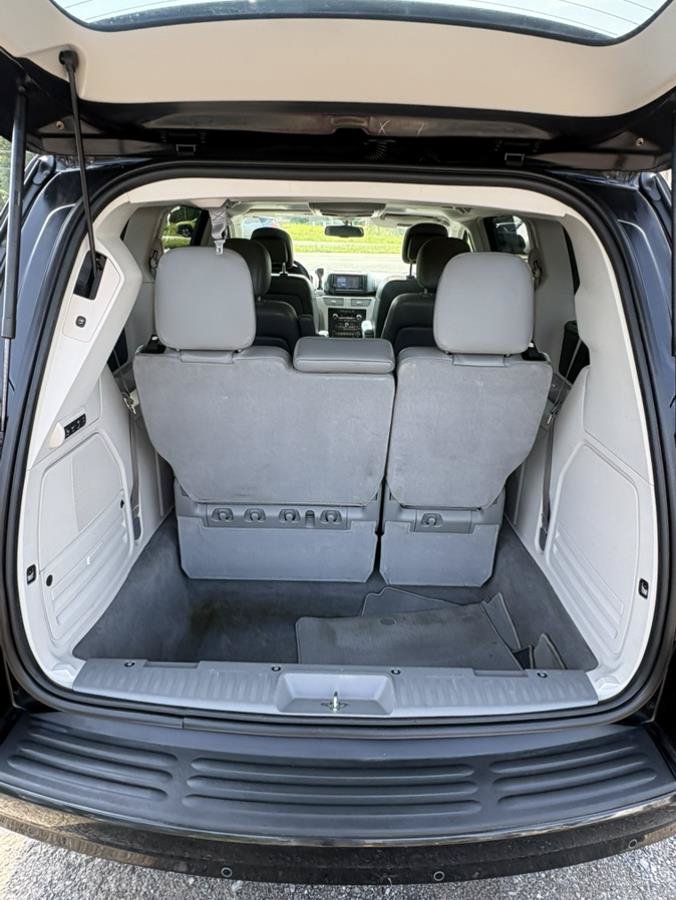 Used 2013 Volkswagen Routan SEL Premium FWD image 15