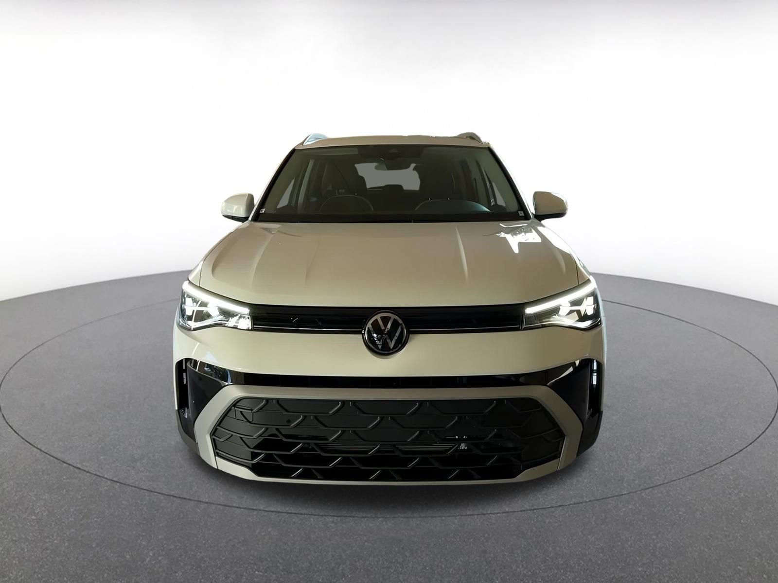 Used 2025 Volkswagen Taos SE image 4