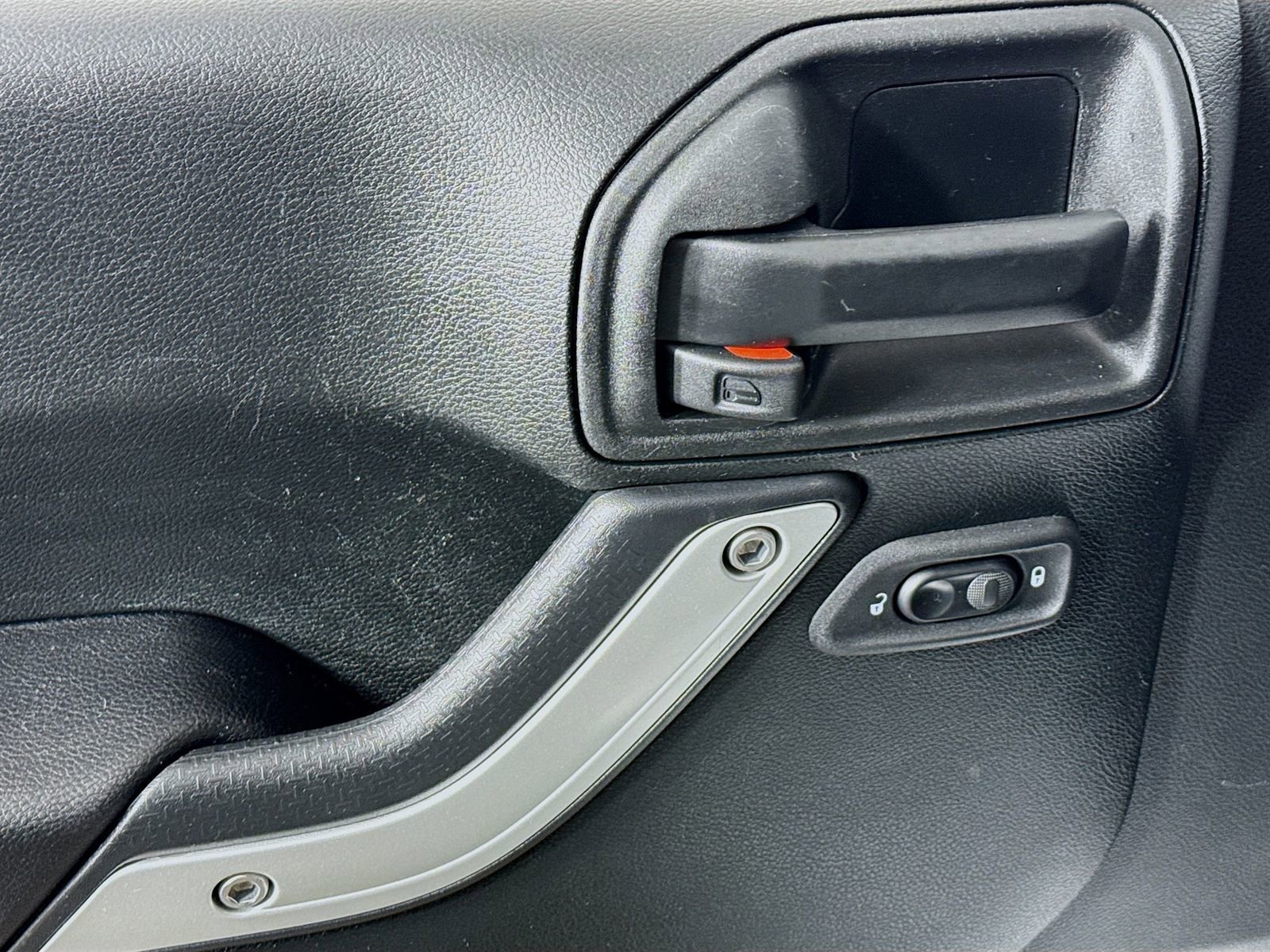 Used 2018 Jeep Wrangler Unlimited Sahara w/ Connectivity Group image 12