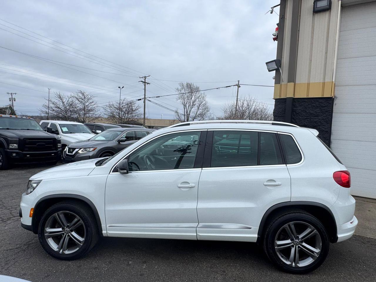 Used 2017 Volkswagen Tiguan Sport image 2