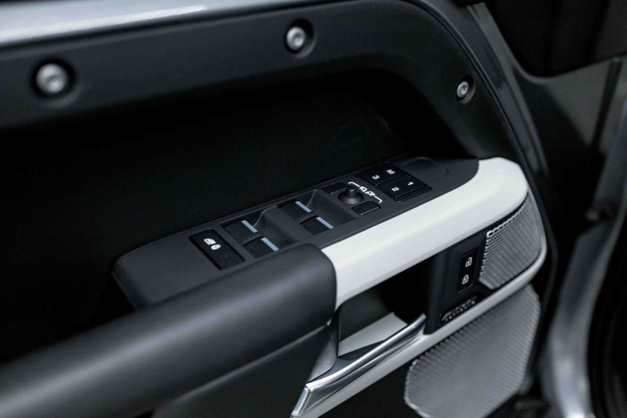 Used 2023 Land Rover Defender 130 SE image 40