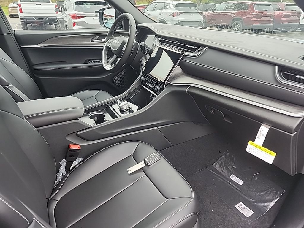 New 2025 Jeep Grand Cherokee L Limited w/ Black Appearance Package image 10