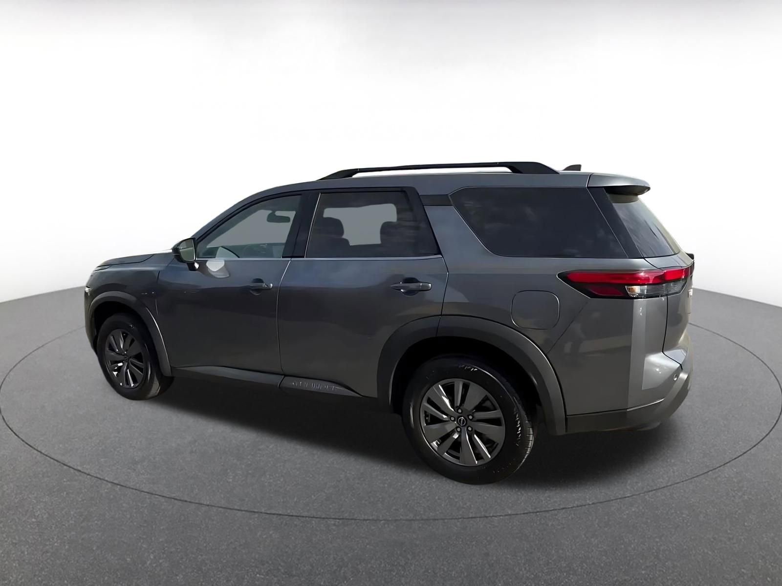 Used 2025 Nissan Pathfinder SV image 13