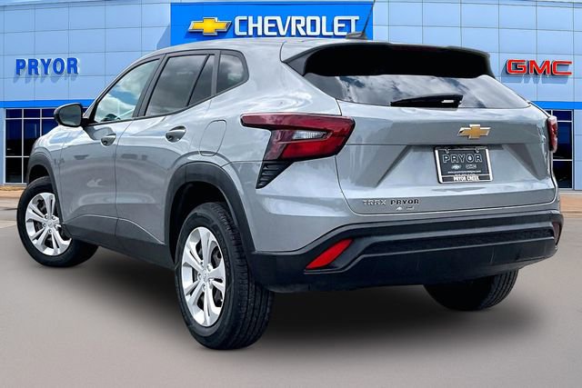 Used 2024 Chevrolet Trax LS w/ Driver Confidence Package FWD image 4