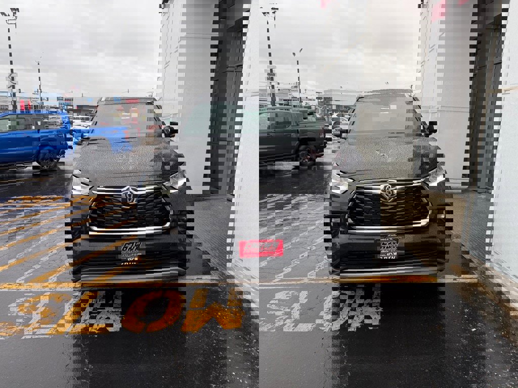 New 2026 Toyota Highlander Platinum image 2