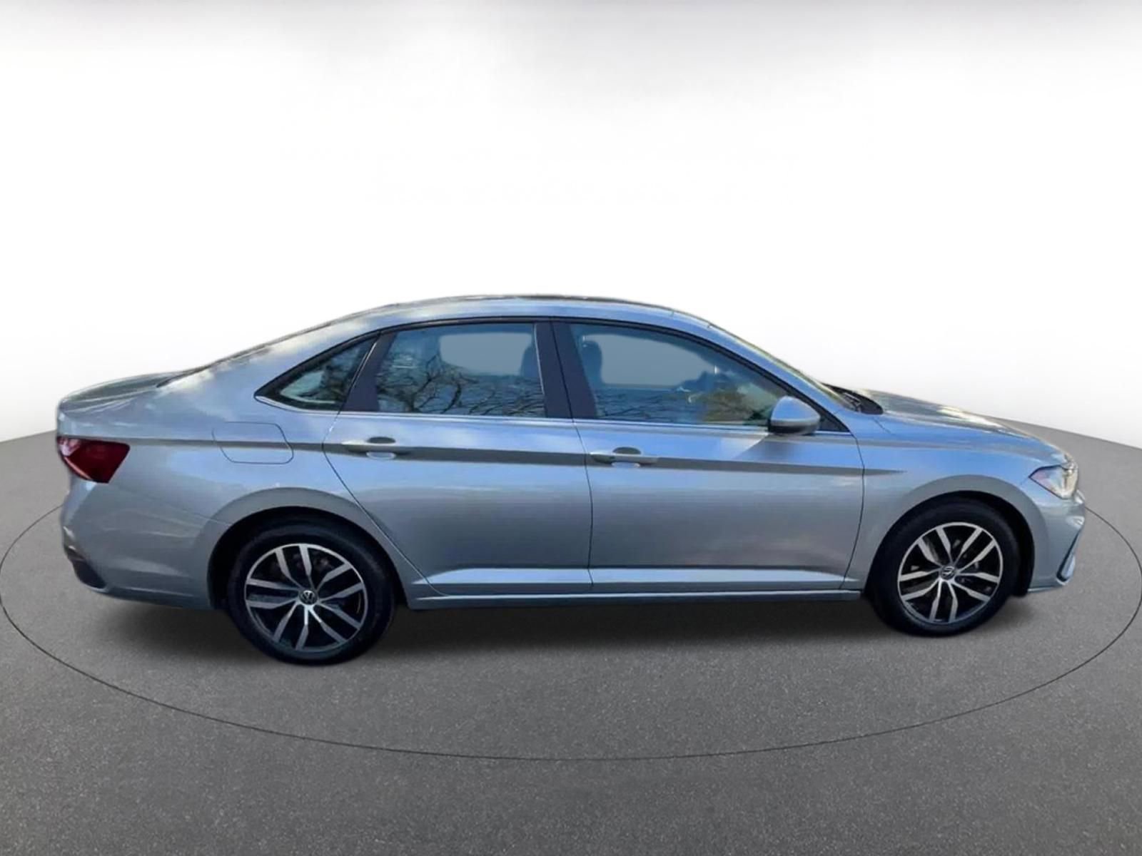 Used 2025 Volkswagen Jetta SE image 16