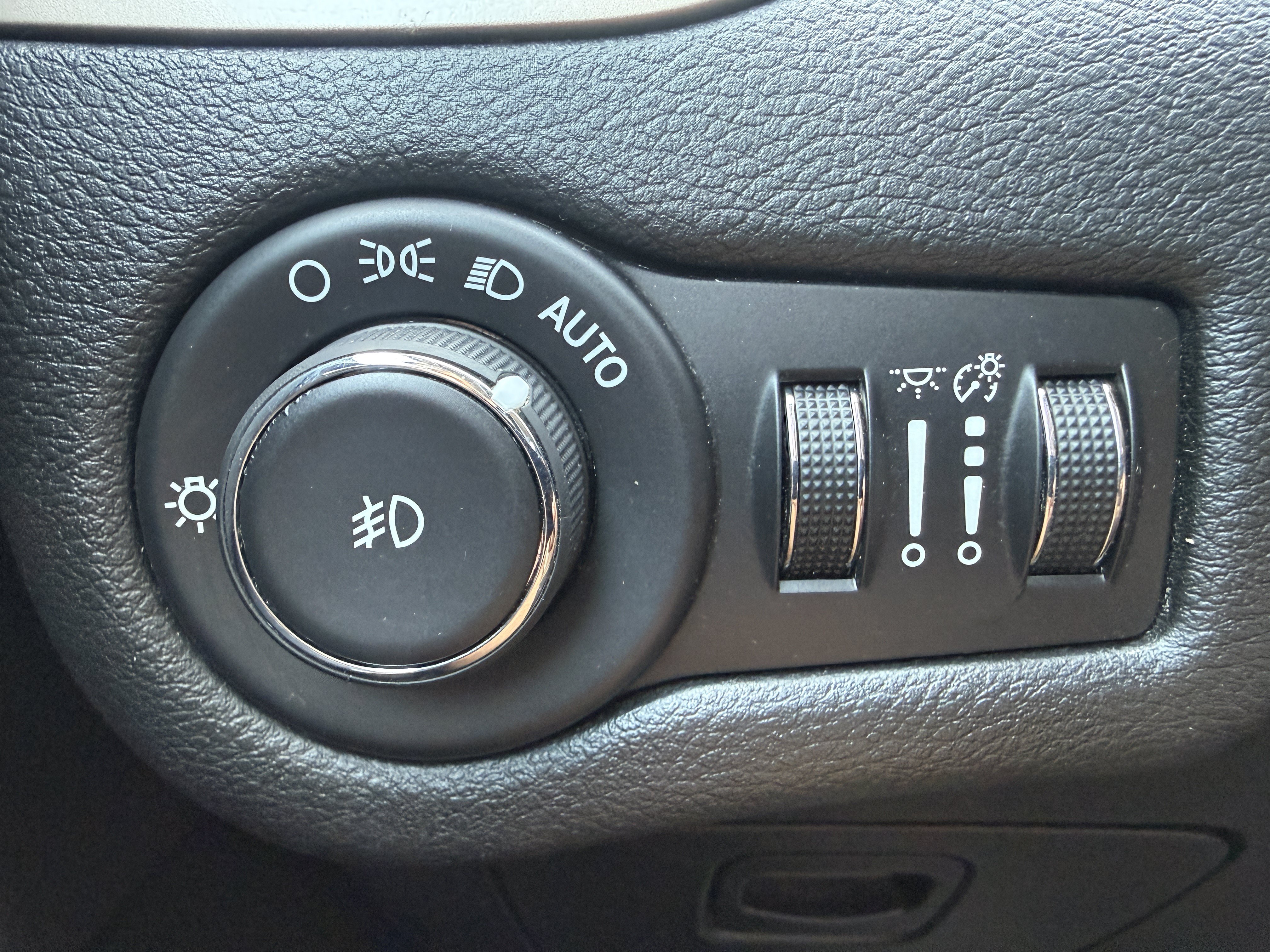 Used 2015 Jeep Cherokee Latitude w/ Cold Weather Group AWD/4WD image 33