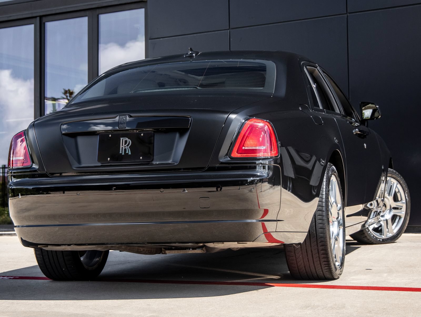 Used 2015 Rolls-Royce Ghost RWD image 2