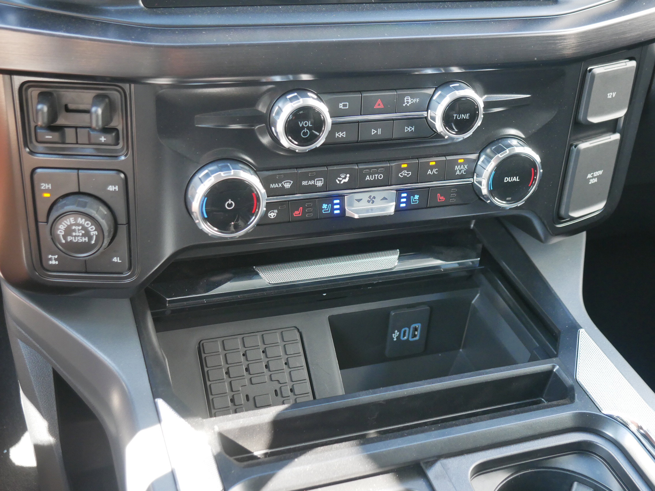 New 2025 Ford F250 Lariat w/ Lariat Ultimate Package image 17