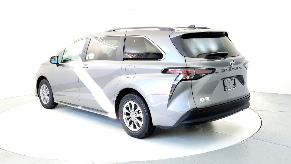 New 2026 Toyota Sienna XLE AWD/4WD image 4