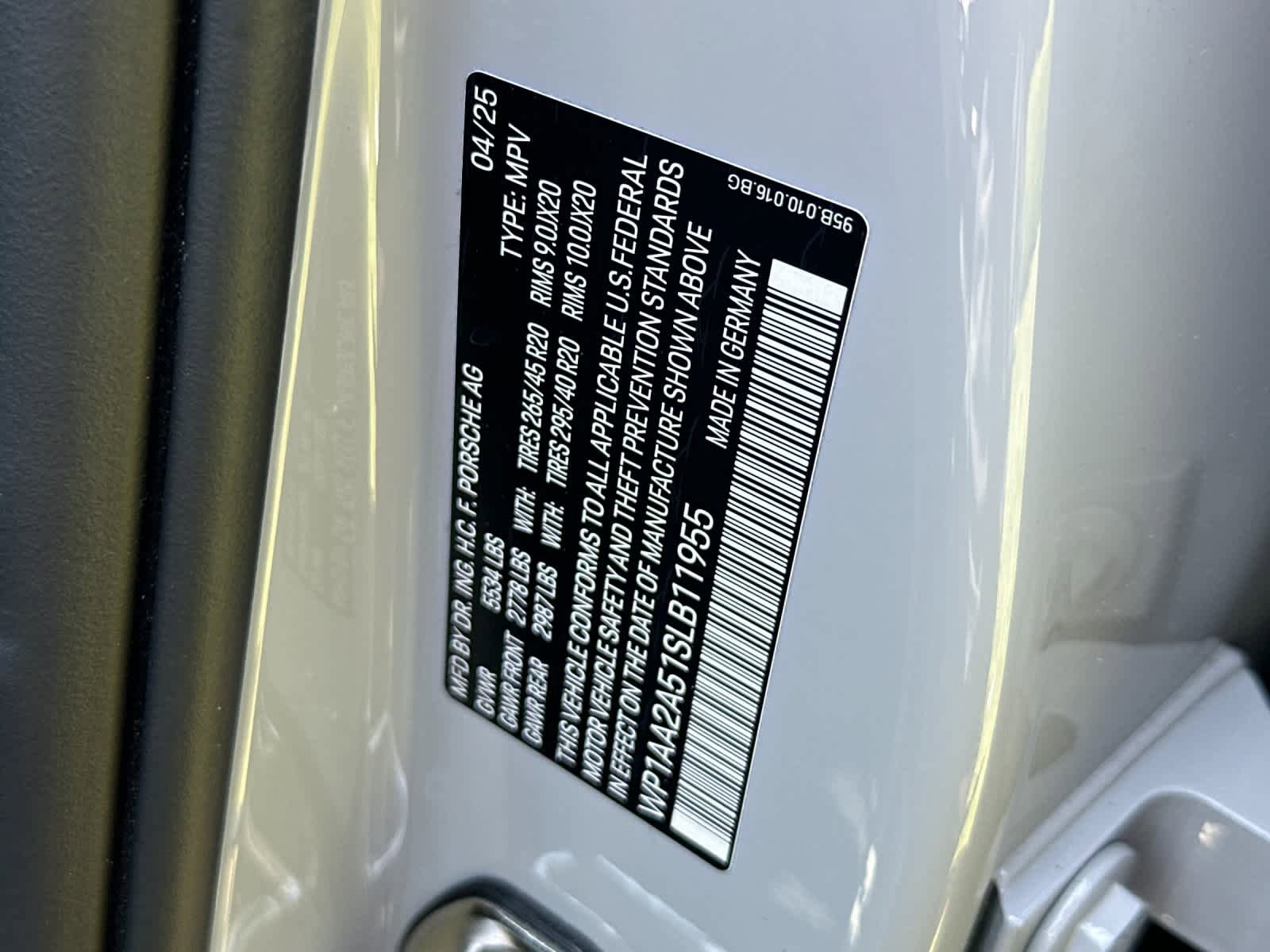 Certified 2025 Porsche Macan AWD/4WD image 33
