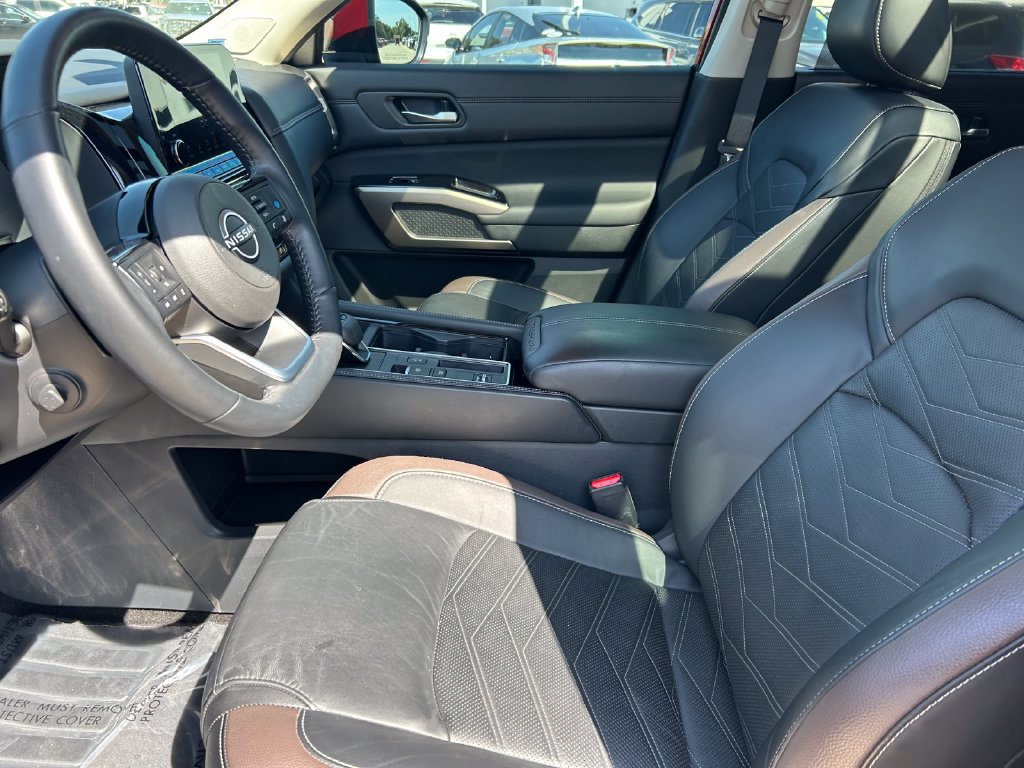 Used 2024 Nissan Pathfinder Platinum FWD image 11
